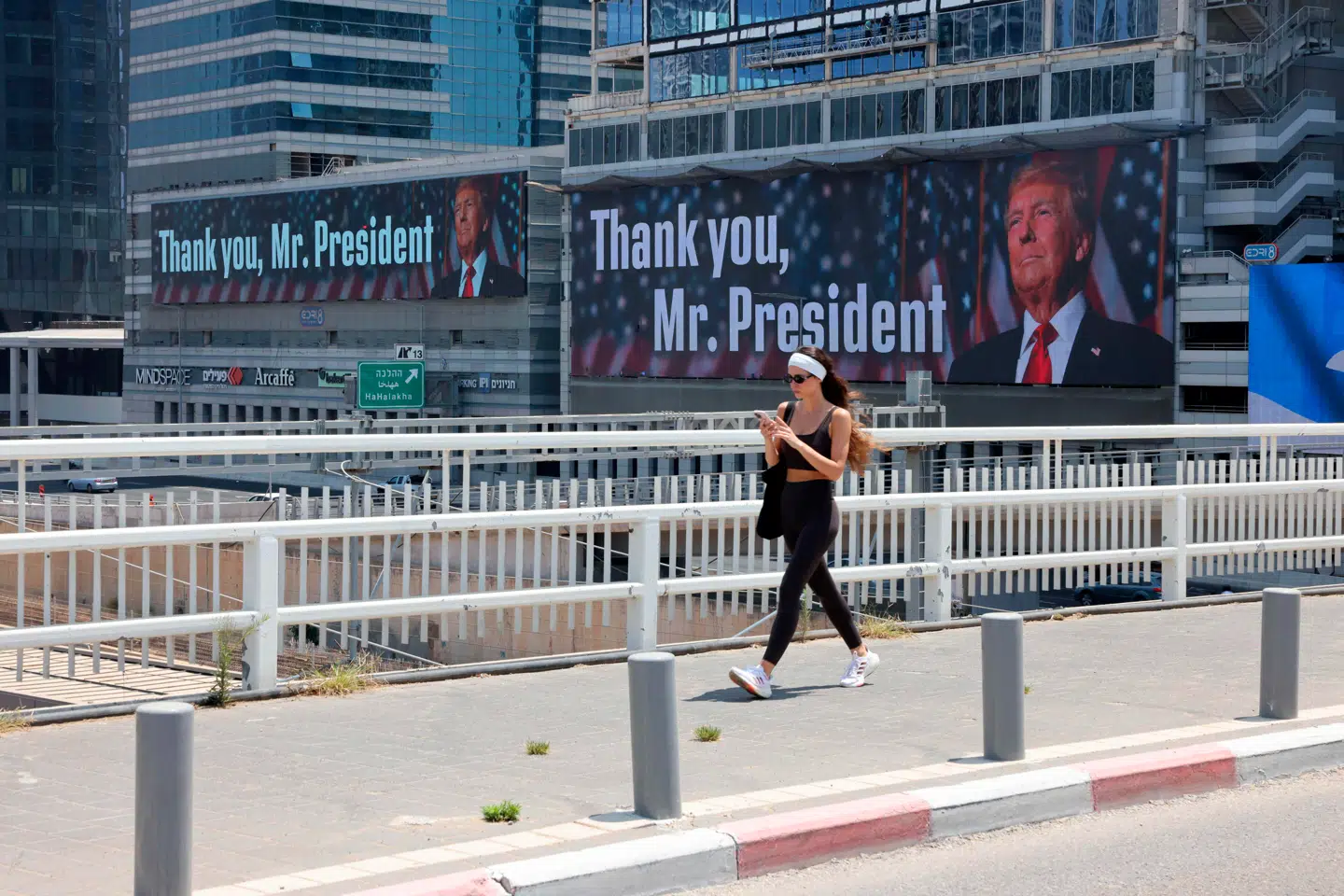 »Tak, hr. Præsident. Gør arbejdet færdigt,« står der på plakaten ophængt i det centrale Tel Aviv. I Israel er begejstringen for den amerikanske støtte til angrebet mod Iran overvældende.