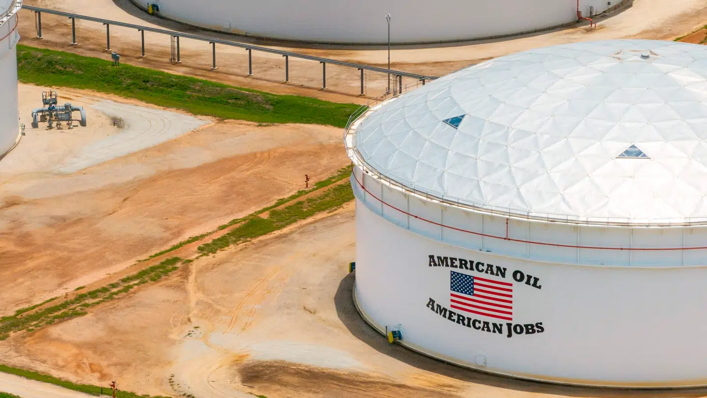 Iran er en stor global olieleverandør. Oliepriserne stiger, mens landet ligger i konflikt med Israel og nu også USA.