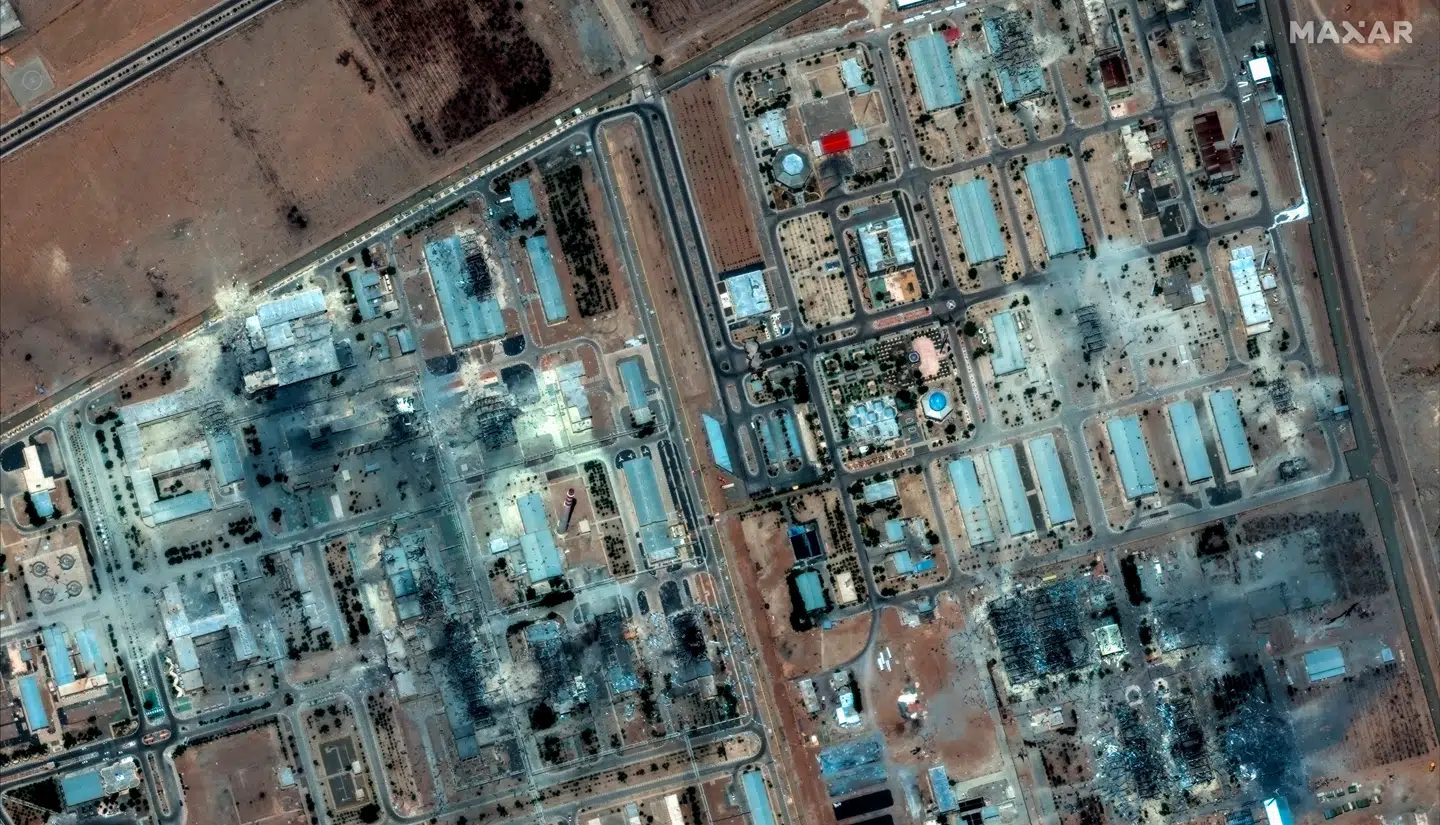 Et satellitbillede fra Maxar Technologies viser skader på Isfahan atomteknologicenter i Iran, dateret 22. juni 2025. Skaderne er et resultat af et amerikanske luftangreb mod tre iranske atomanlæg, som US Central Command meddelte at have udført natten til den 22. juni.