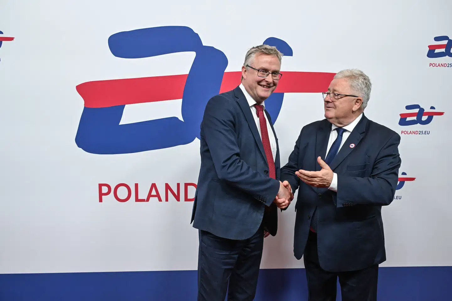 Minister for fødevarer, landbrug og fiskeri Jacob Jensen (V) hilser på sin polske modpart, Czeslaw Siekierski. Den 1. juli overtager Danmark EU-formandskabet fra Polen, som har haft formandskabet fra januar til og med juni 2025. (Arkivfoto).