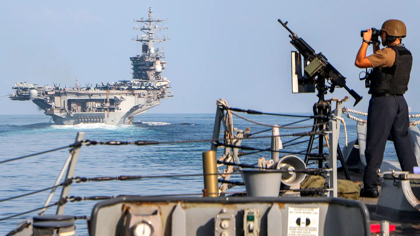 Spændingen i Hormuzstrædet er højspændt efter USAs angreb på Irans atomanlæg i weekenden. USA har blandt andet flere hangarskibe i nærområdet.