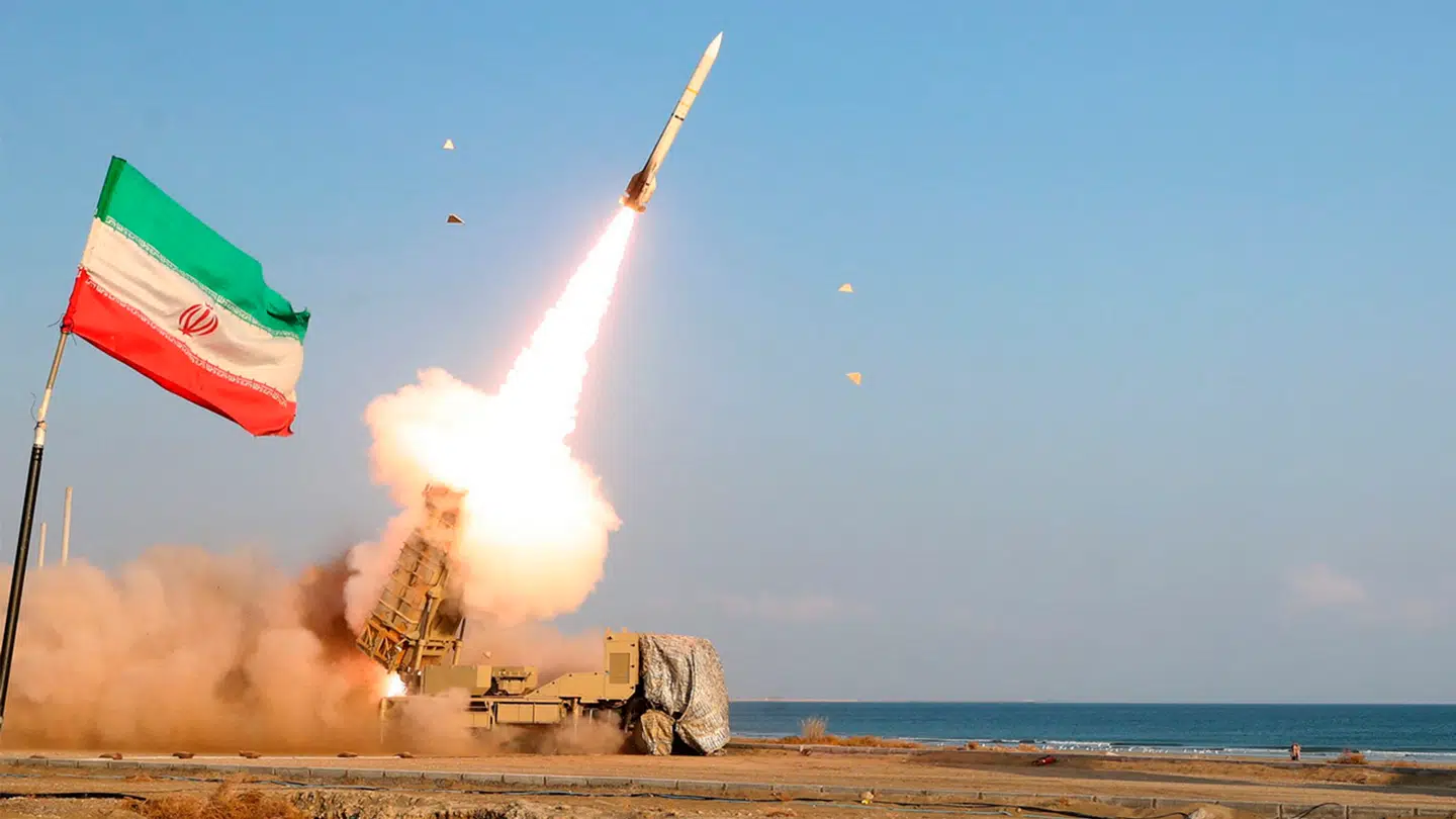 Iran har efter weekendens amerikanske angreb truet med at lukke Hormuzstrædet. Det kan ske ved hjælp af miner eller missiler – eller en kombination af begge. Netop missiler har Iran tidligere givet prøver på ved Hormuzstrædet. Her i 2022.