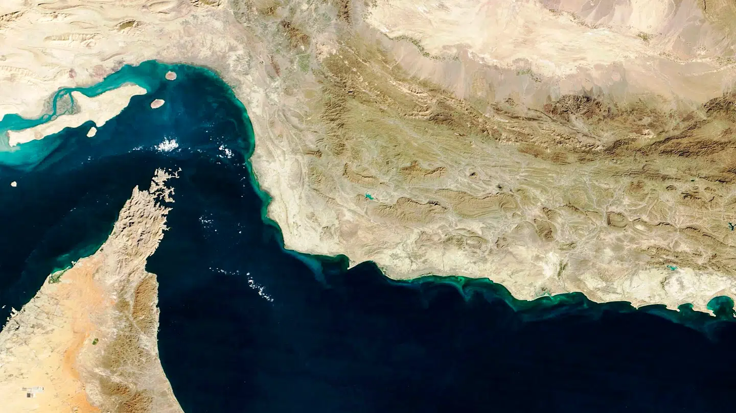 Her ses Hormuzstrædet fra rummet. Nord er Iran, mens spidsen i syd er de Forenede Arabiske Emirater og Oman.
