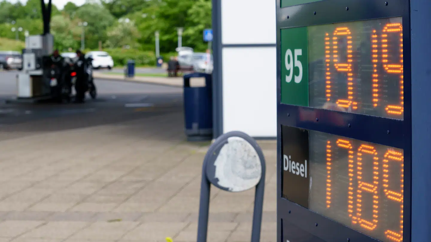 I juni 2022 lå prisen for en liter benzin ikke langt fra 20 kroner. Det samme kan ske, hvis Iran lukker Hormuzstrædet i længere tid, forklarer ekspert.