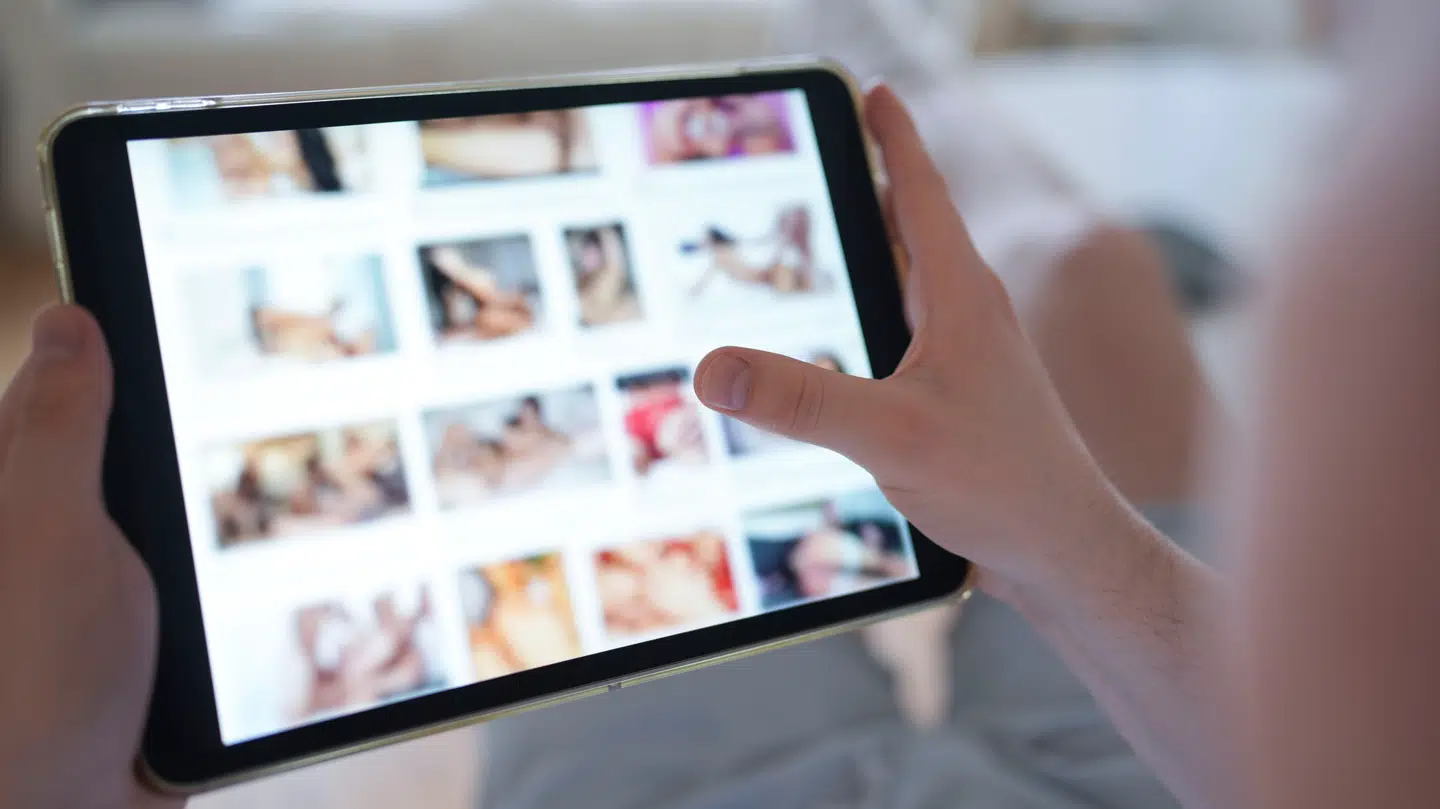 Børn ned til 10 års alderen ser porno, advarer eksperter.