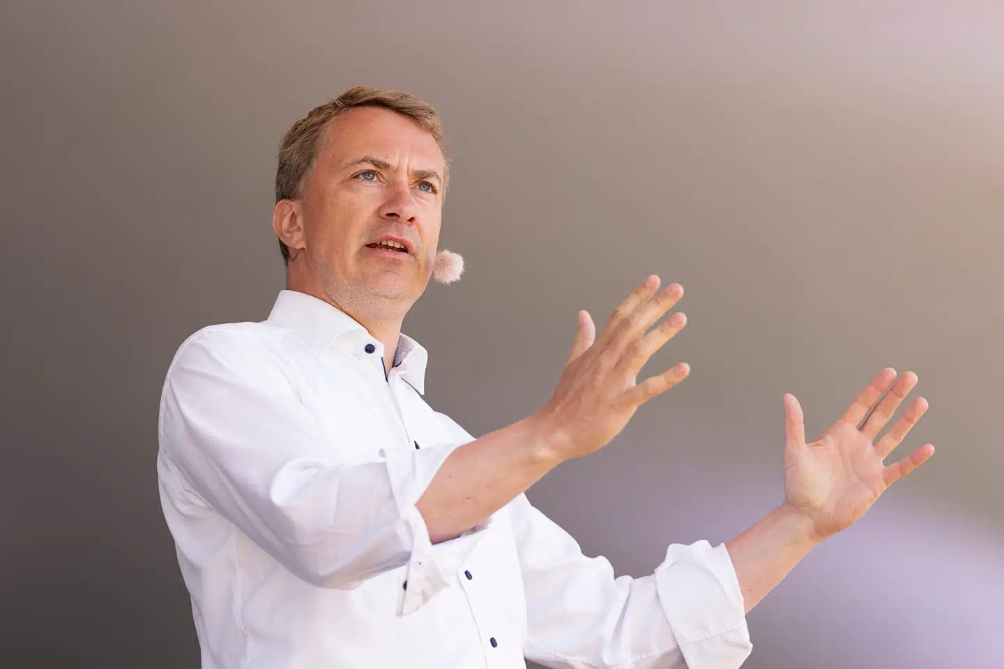 »Det er på tide at gøre op med den ansvarsløse naivitet, der i årtier har præget skolepolitikken,« skriver Morten Messerschmidt (DF).