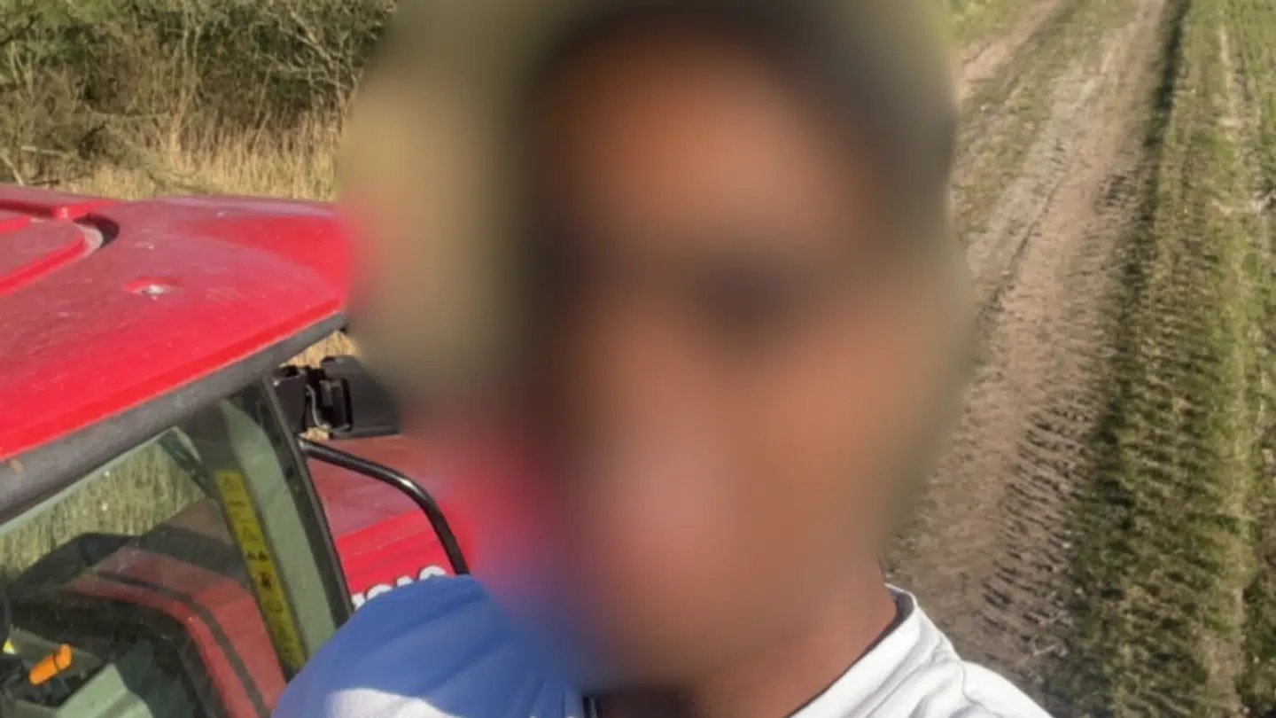 Den 19-årige gerningsmand, der har tilstået at have slået sin 13-årige ekskæreste ihjel sidste år, blev tirsdag dårlig, da en retsmediciner gennemgik hendes dødelige kvæstelser i retten.