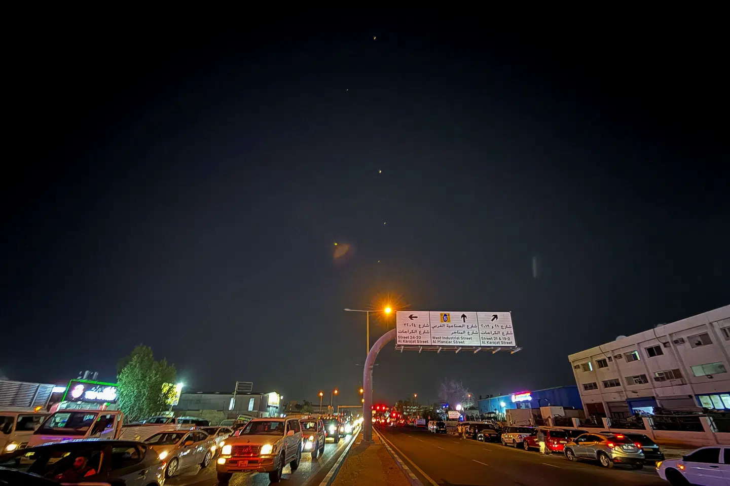 Spor fra Irans missilangreb på USA's militærbase Al-Udeid i Qatar ses på himlen over Doha.