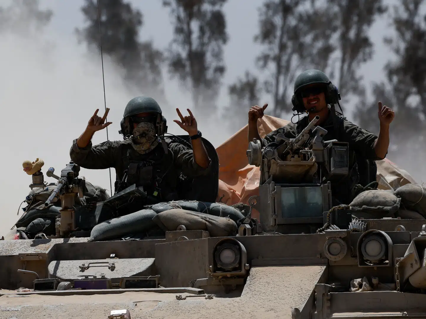 Israelske soldater ses her på vej mod Gaza.