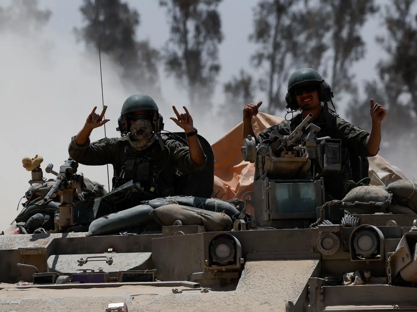 Israelske soldater ses her på vej mod Gaza.