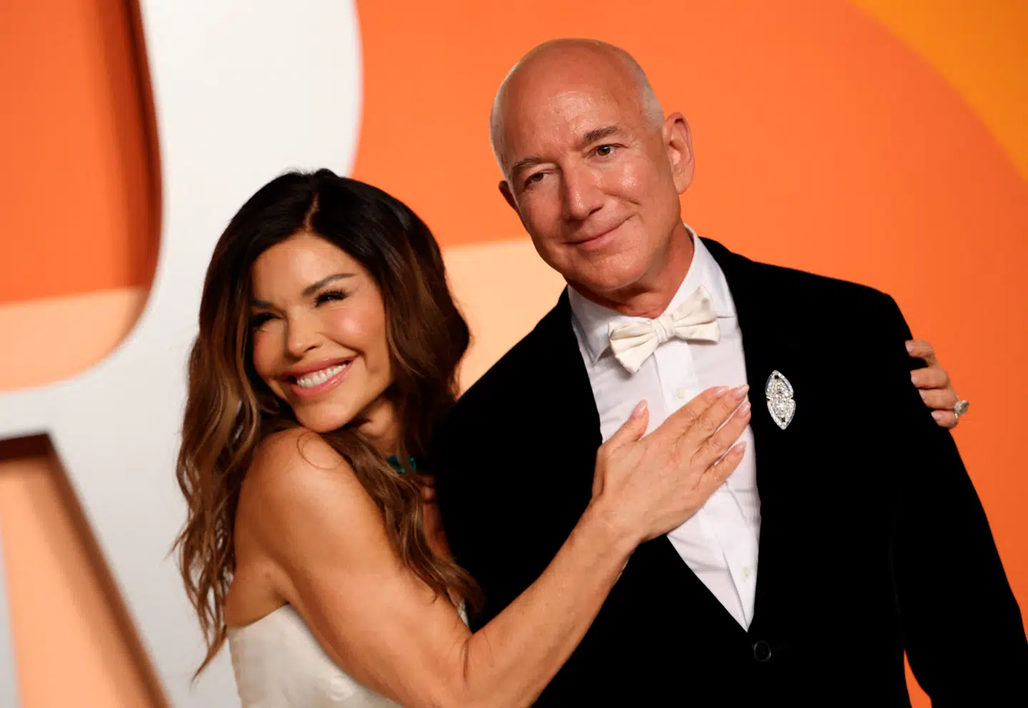 Siden Jeff Bezos og Lauren Sánchez' forhold blev offentligt i 2019, har de to fløjet verden rundt i privatfly, fejret kærligheden med overdimensionerede diamanter, strandfester, foam parties og – ikke mindst – sat nye standarder for, hvordan en milliardærromance kan se ud.