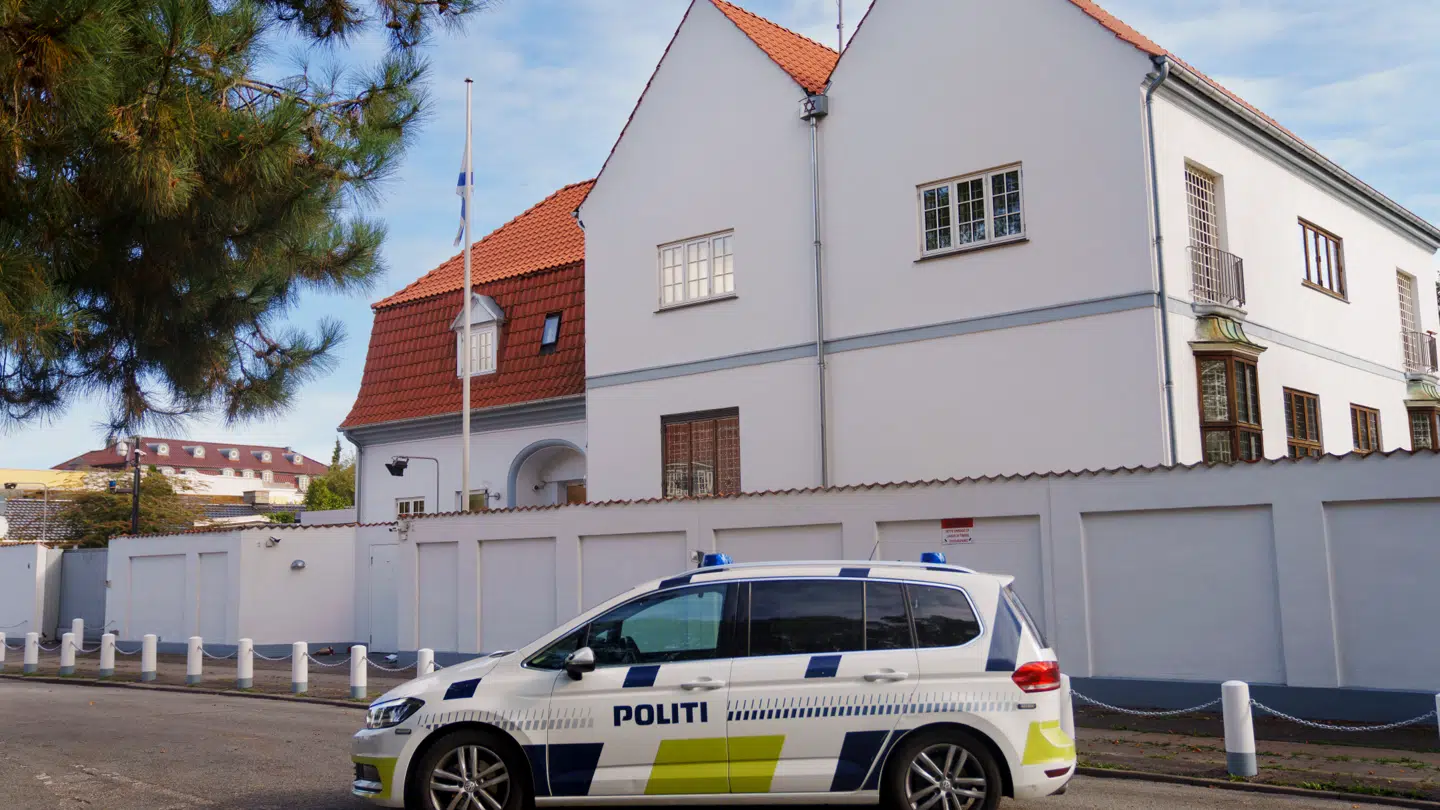 Den israelske ambassade i København bevogtes ekstra meget i disse dage.