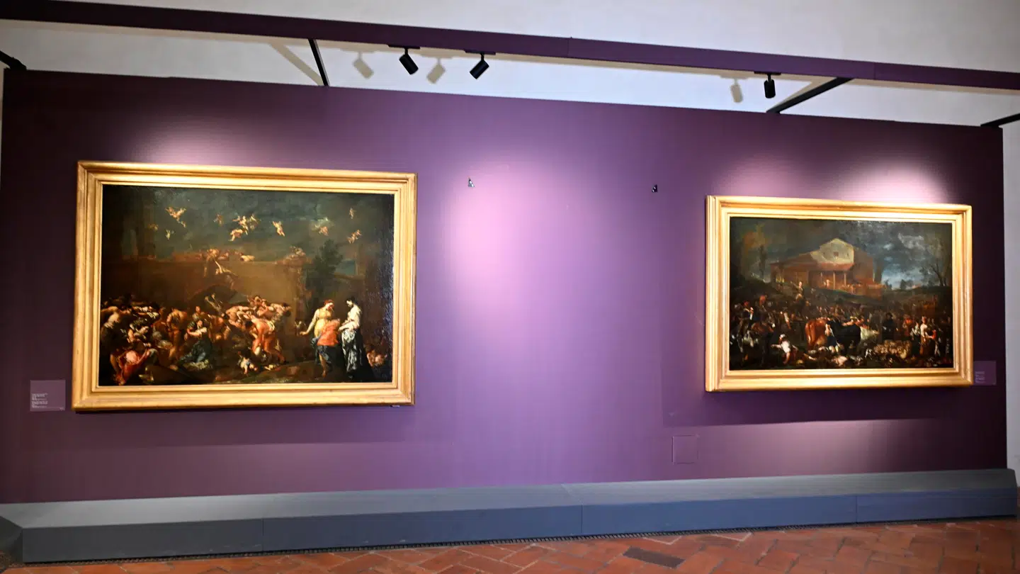 I midten her hang oliemaleriet, inden det blev beskadiget af en turist.