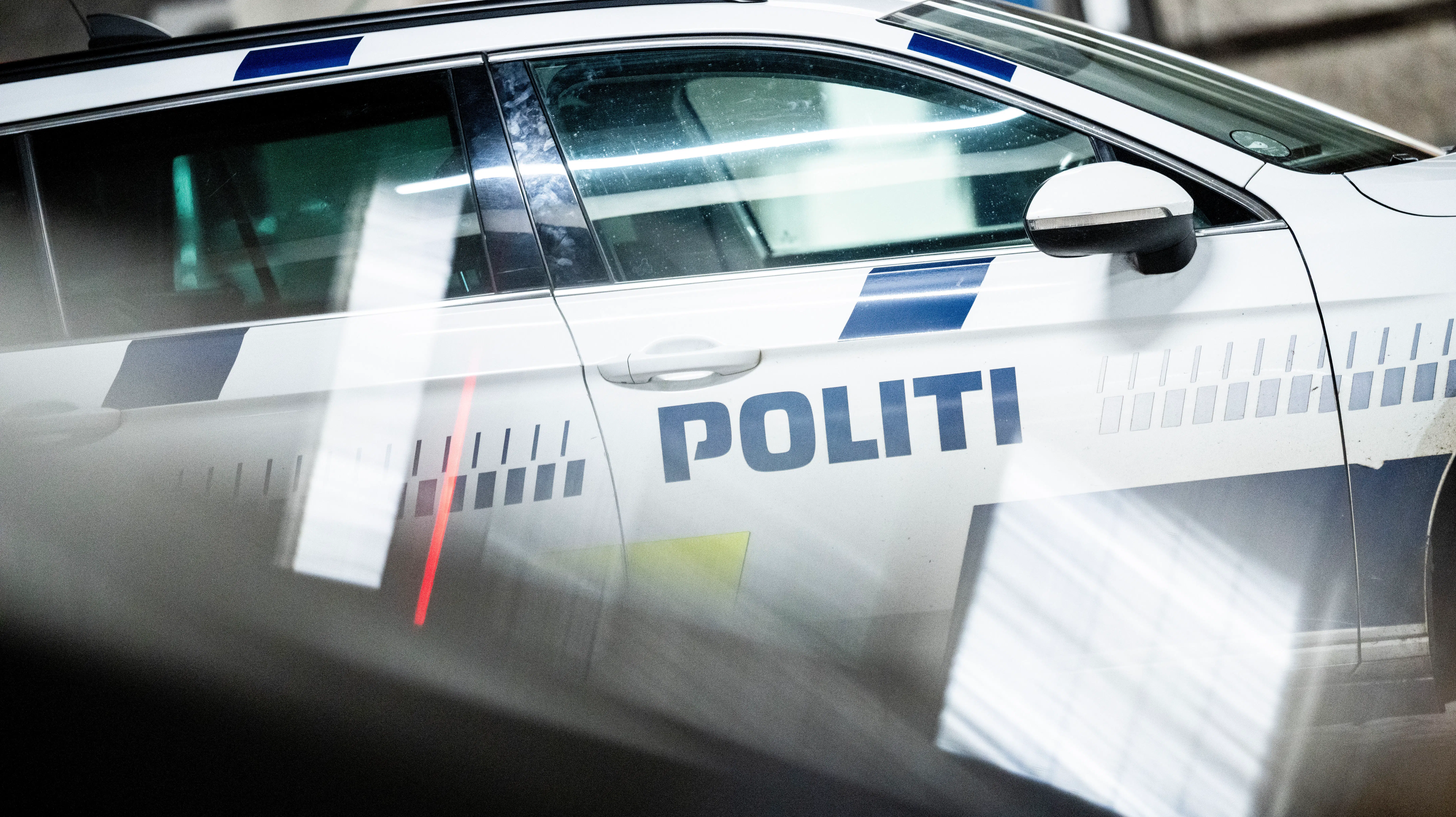 20-årig mand alvorligt kvæstet: Kørt over af chef