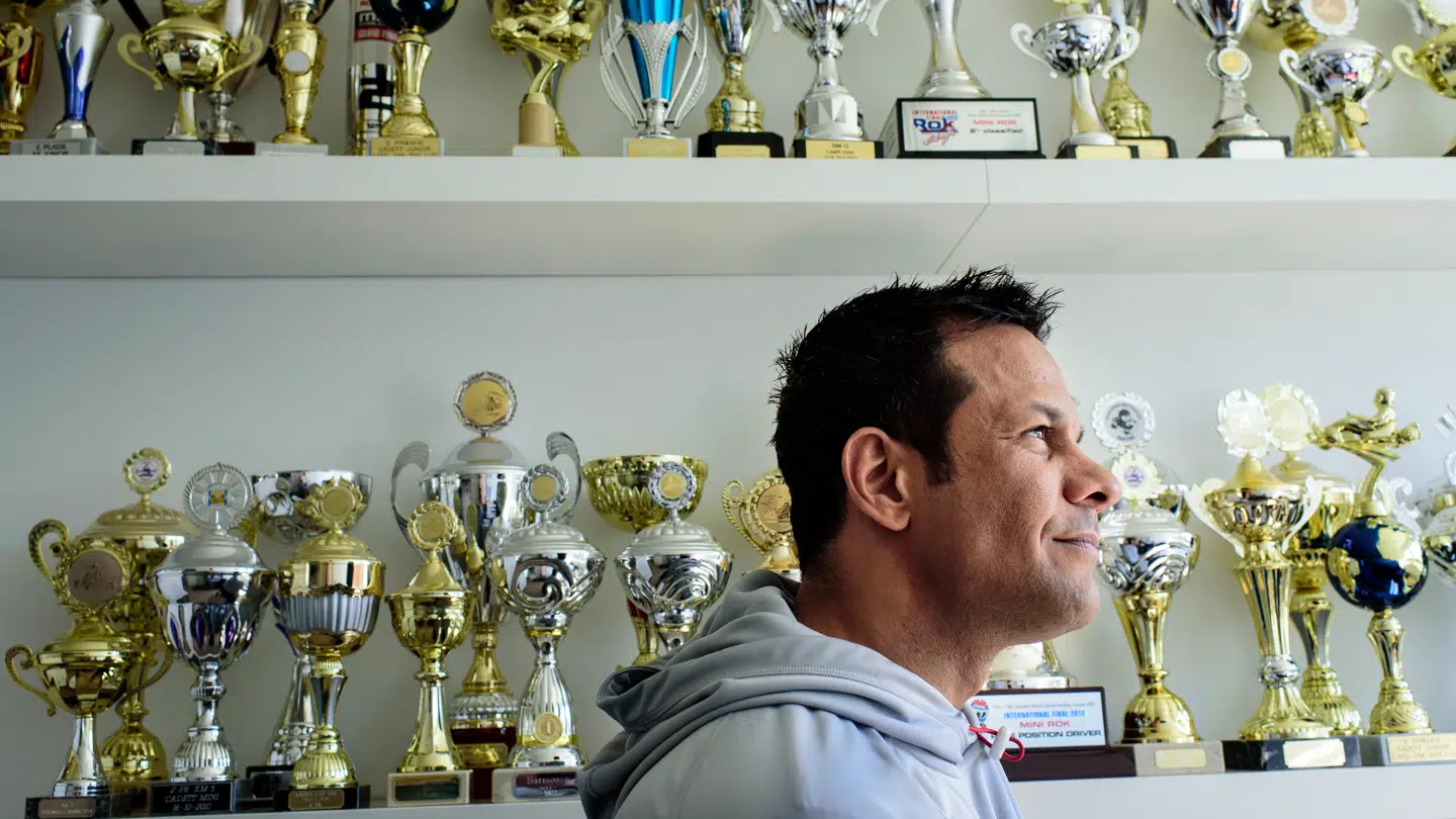 Jason Watt er prisvindende racerkører – nu deler han et problem, som han oplever alt for ofte som kørestolsbruger.