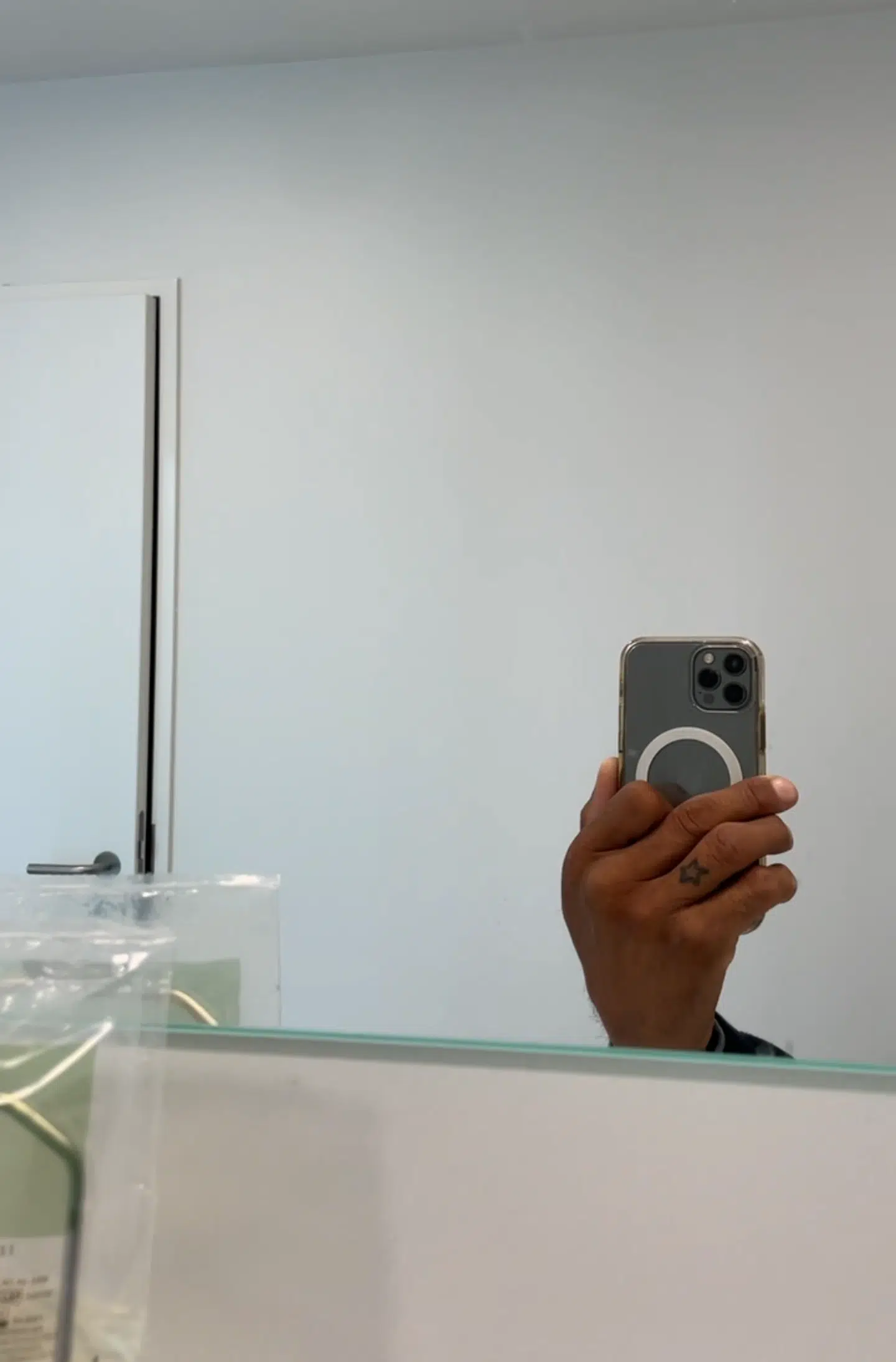 »Det er ikke noget, jeg hidser mig op over – jeg tager det med et smil på læben, og så kører jeg hjem og sætter håret i stedet for,« siger Jason Watt, der gik viralt med sin video fra oplevelsen på Herlev Hospital. Foto: Jason Watt / Instagram: @jason_watt_dk