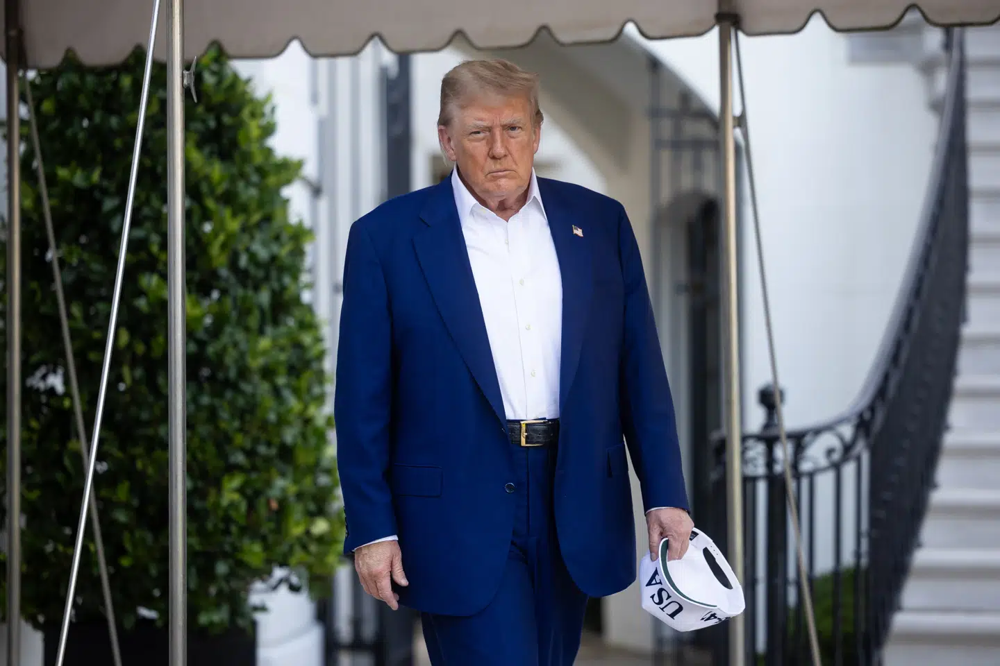 Donald Trump forlader Det Hvide Hus. Inden han steg på sin helikopter, udtalte han til pressen, at Israel og Iran »ikke aner, hvad fuck de har gang i«. Foto: Francis Chung, Scanpix