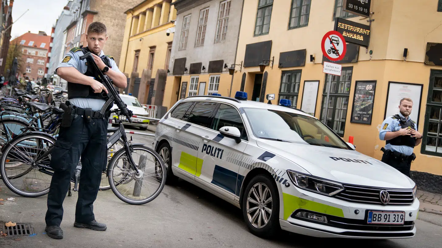 Politi i gaderne omkring Synagogen i Krystalgade i København.