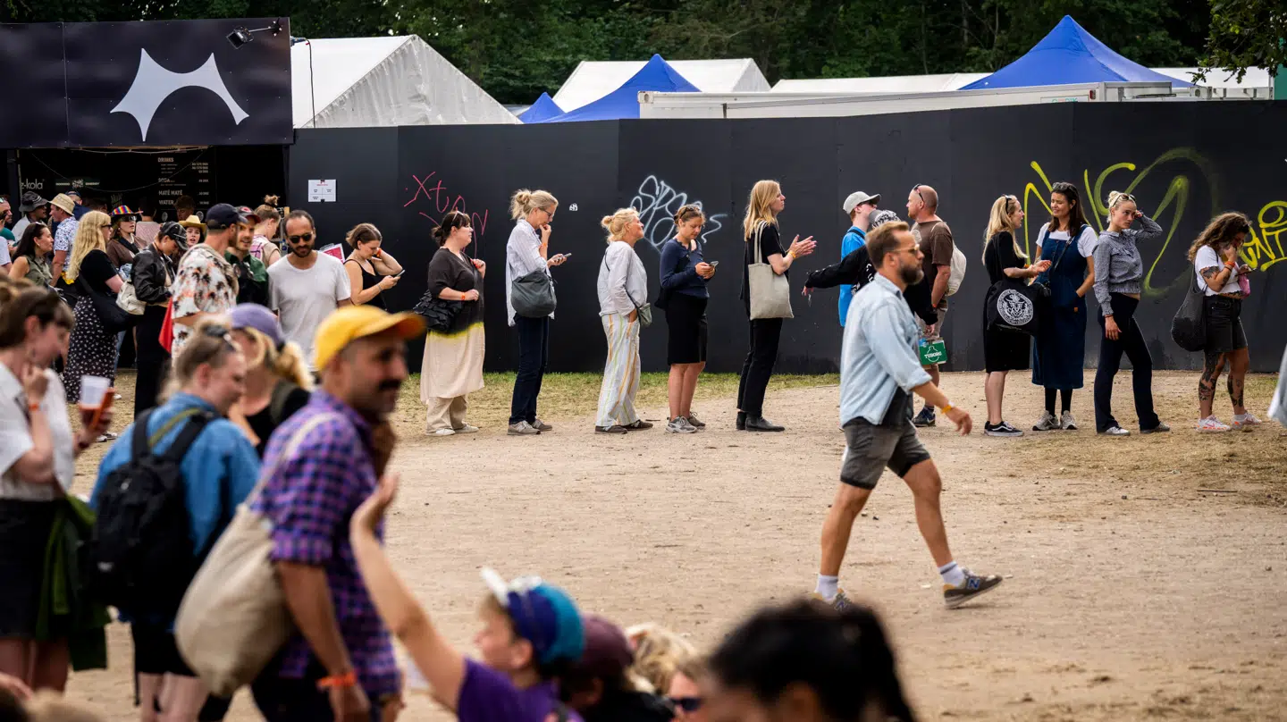 Toiletkøen kan ofte være lang. Derfor anbefaler Lapee, at du stiller dig i kø i god tid.