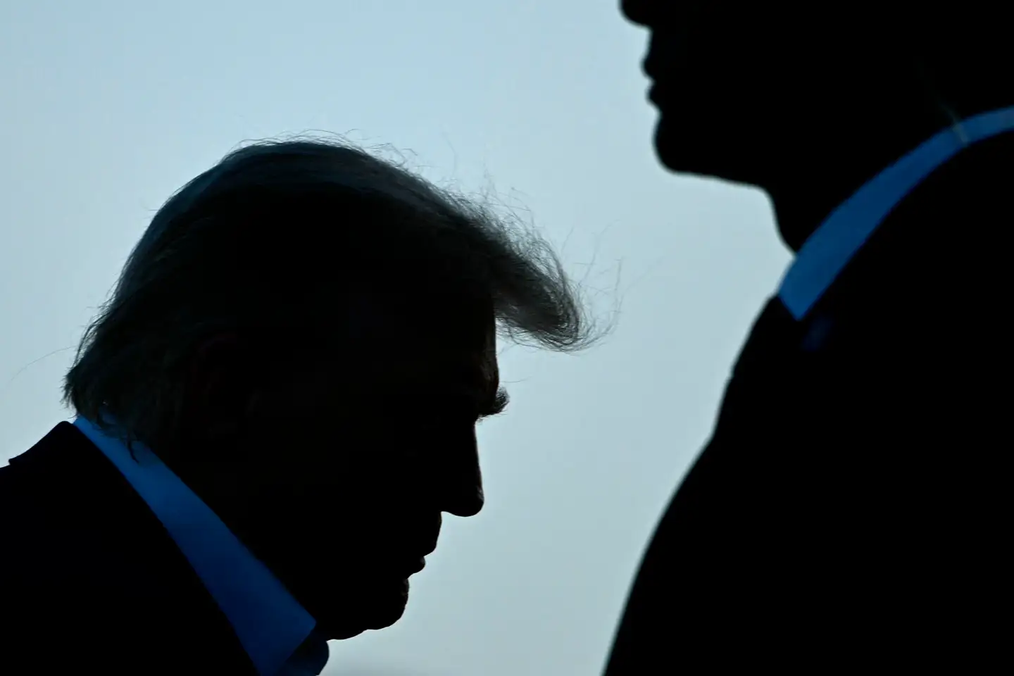 Udadtil har Donald Trump lagt kølig afstand til Ukraine. På den indre linjer under topmødet i Haag tegner der sig nu en anden og mere forsonlig linje fra USA.