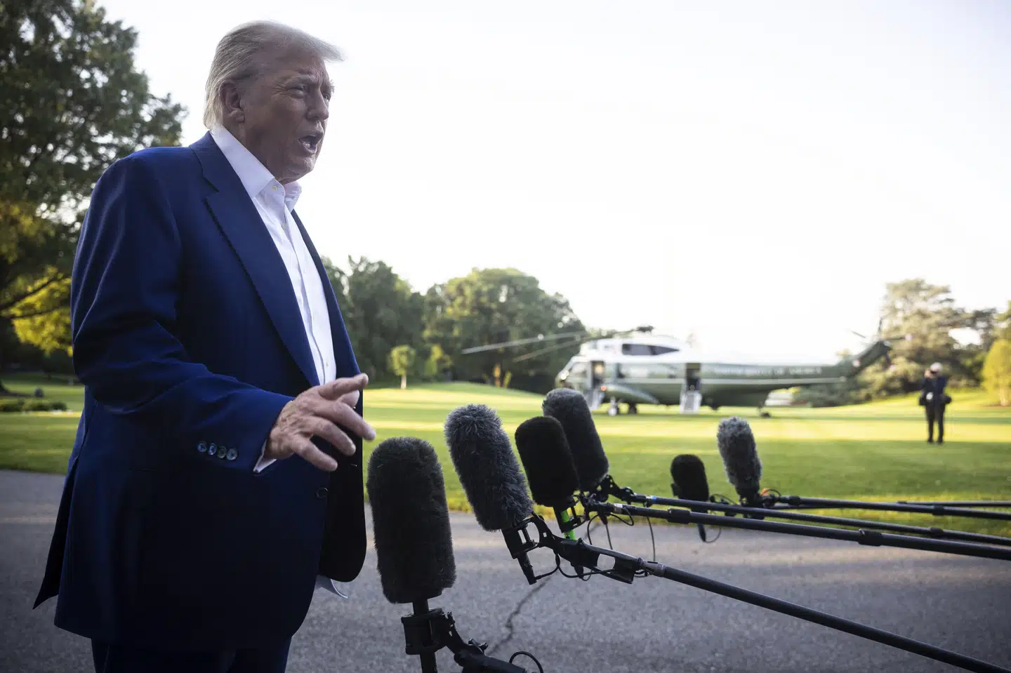 USA's præsident, Donald Trump, taler med fremmødte journalister kort inden afgang mod Nato-tomøde i Haag tirsdag.