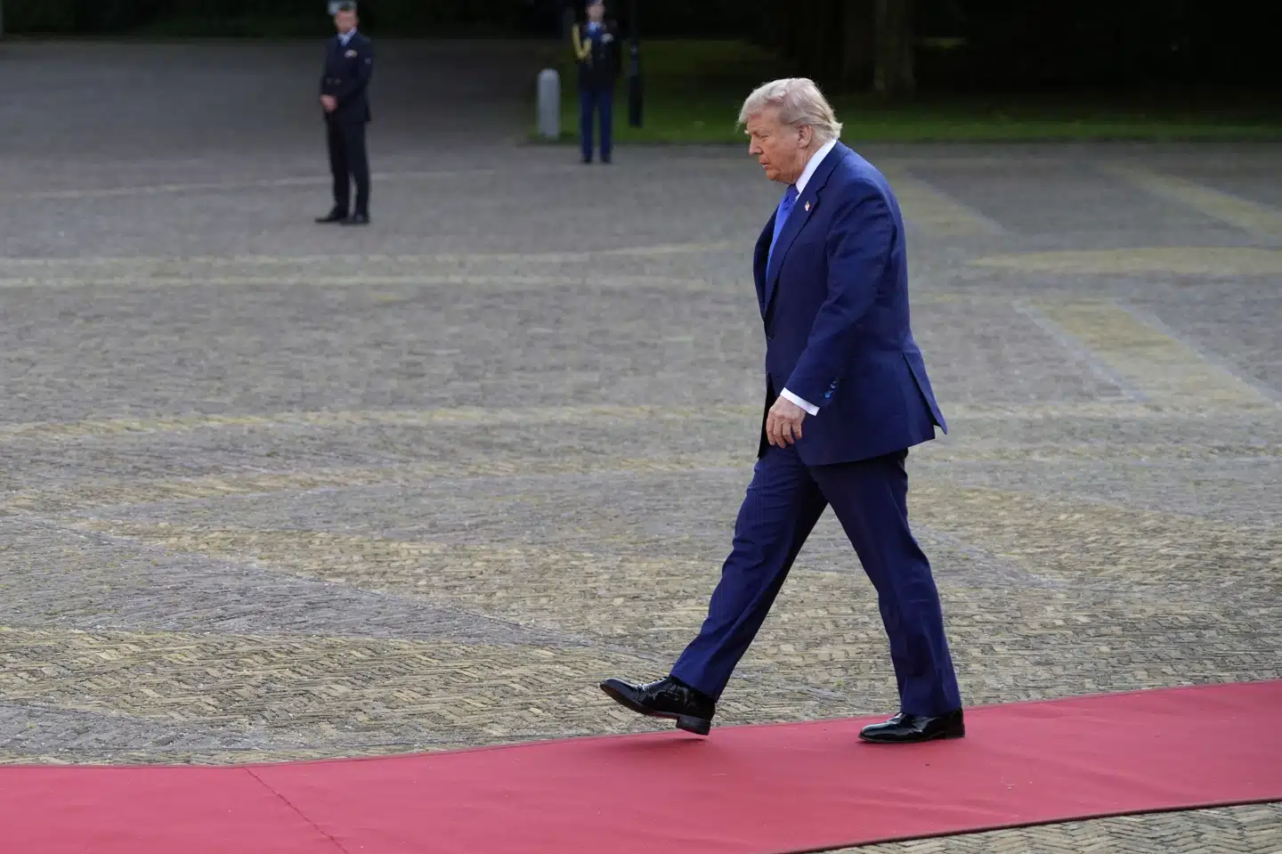 USA's præsident, Donald Trump, under sin ankomst til et Nato-topmøde i Haag i Holland tirsdag. Inden afgang tordnede han mod Israel for igen at angribe Iran trods våbenhvile.