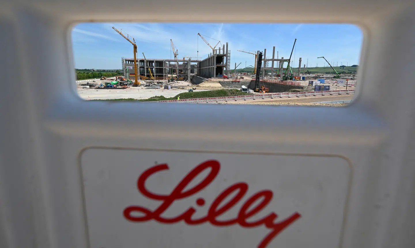 Amerikanske Eli Lilly har brugt syv år på at forberede sig. Her er byggeriet af en medicinfabrik til 2,3 milliarder euro i gang i Alzey i tyske Rheinland-Pfalz. Den skal i gang med at producere medicin i 2027.