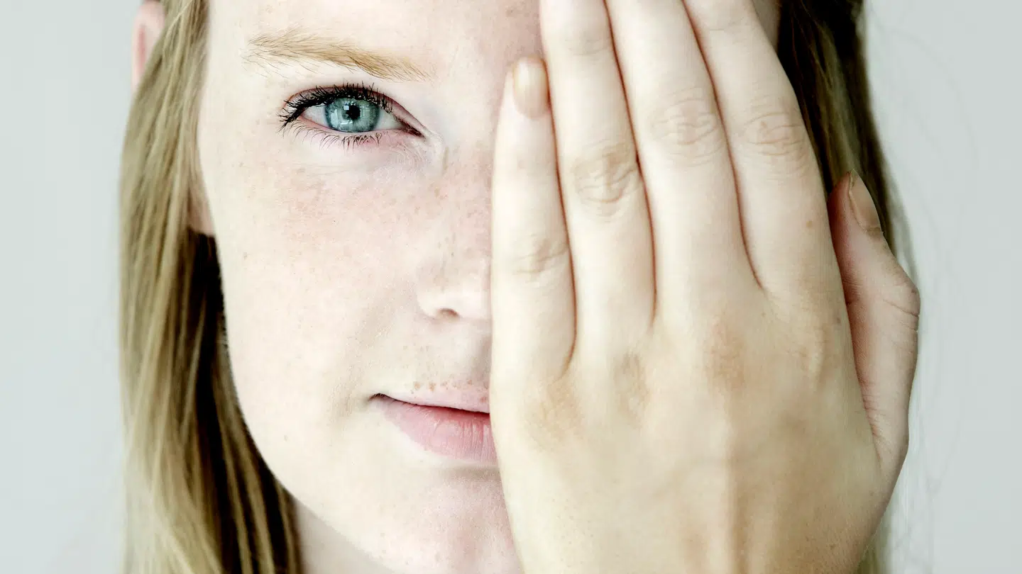Solen og dens uv-stråler bliver stærkere i disse dage. Derfor får du her eksperternes simple råd til at beskytte øjnene, hvilket mange glemmer.
