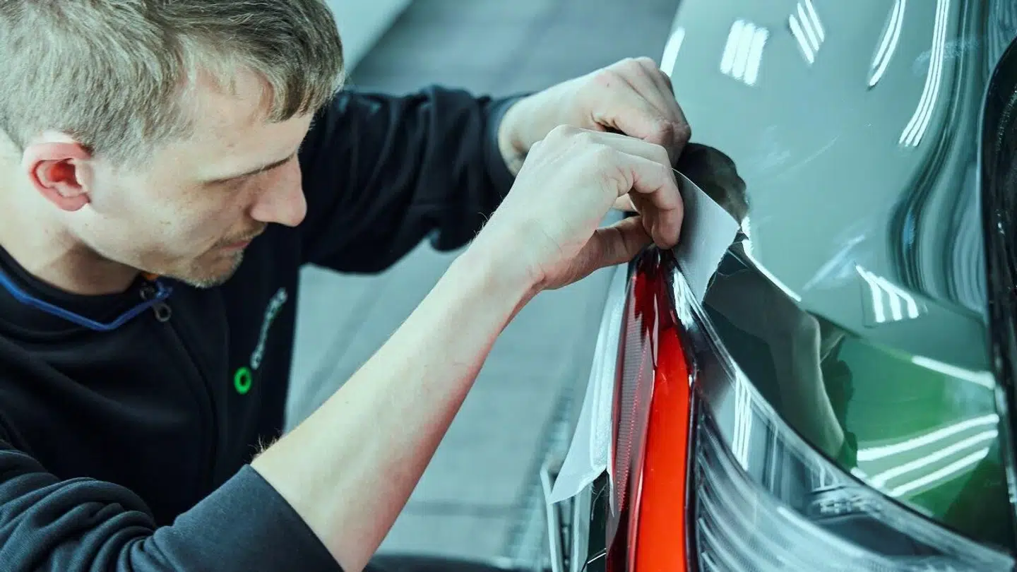 Ifølge Thomas Bie Jørgensen kan mange lakskader udbedres hjemme i indkørslen, hvis man reagerer hurtigt og bruger de rette midler.