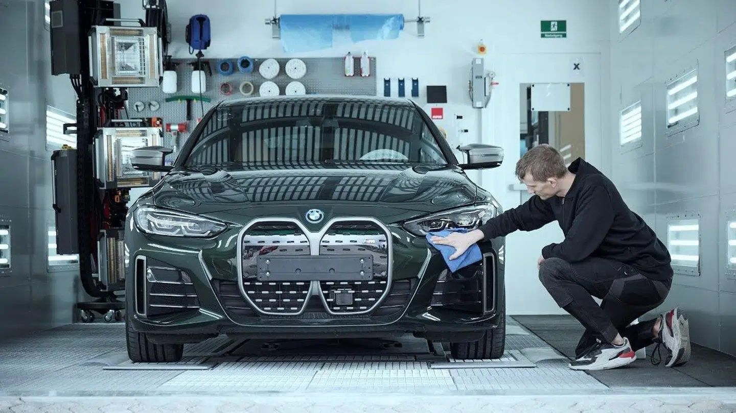 Antallet af anmeldte bilskader er historisk højt, og mange biler har også uregistrerede lakskader fra tjære, fugleklatter og insekter i sommerhalvåret.