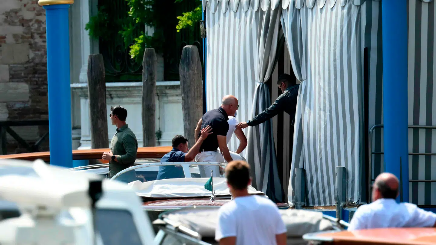 Her ses Jeff Bezos ankomme til Aman Hotel i Venedig.