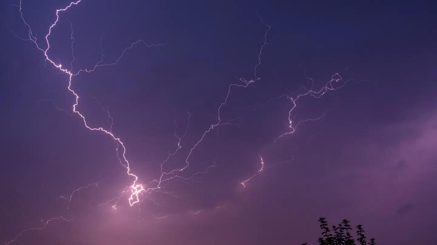 (Arkivfoto) Uheldige kan blive ramt af tordenbyge torsdag.