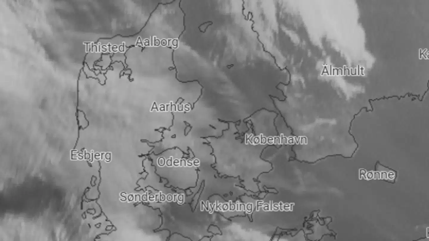 Satellitbilleder viser, at skyer torsdag morgen er på vej ind over Danmark fra vest.