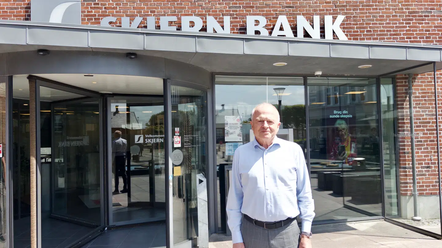 På Banktorvet i Skjern ligger Skjern Bank lige over for stationen, og det siger lidt om betydningen af banken for byen.