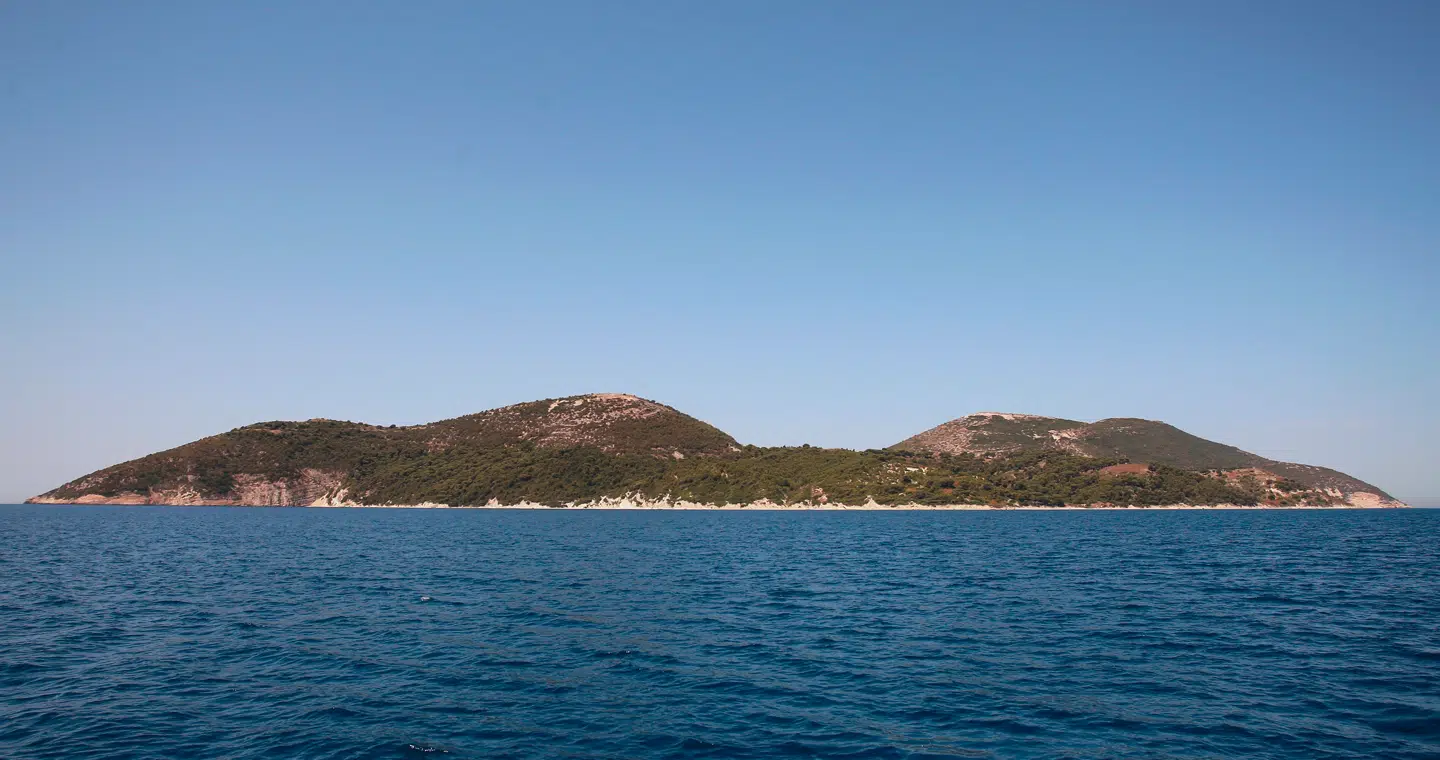 Sazan er cirka seks kvadratkilometer stor. Den ligger ud for byen Vlore.