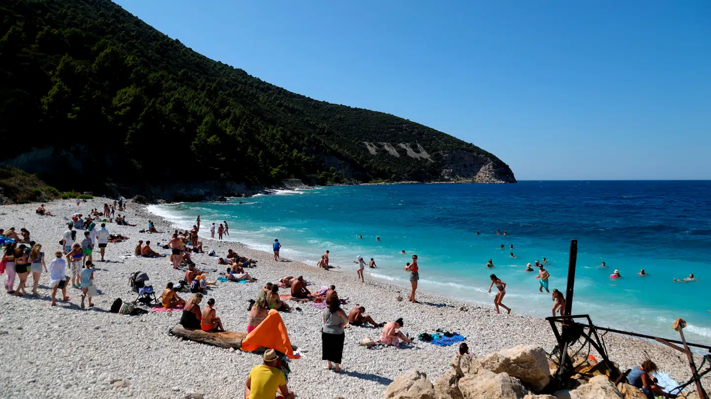Turister har fået adgang til et strandområde på Sazan, hvor der kan bades.