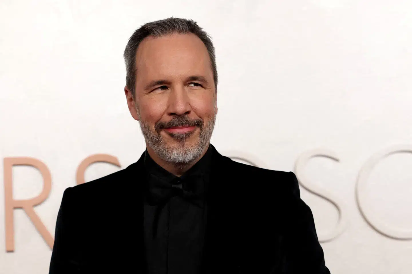Denis Villeneuve optræder på den røde løber ved oscaruddelingen i Californien i marts i år. Han er torsdag blevet præsenteret som instruktør bag den næste James Bond-film. (Arkivfoto).