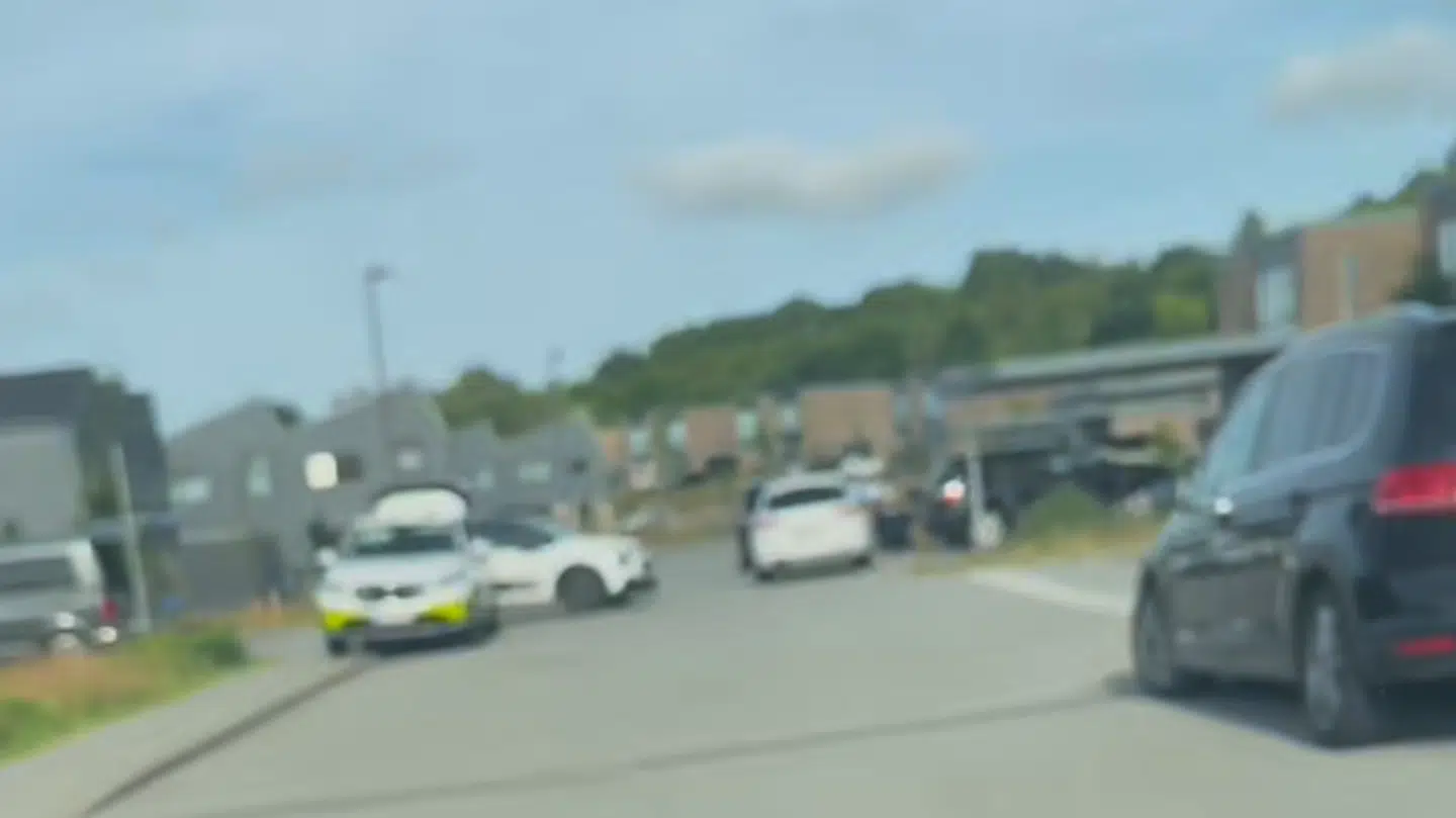 Politiet er rykket massivt ud til Høiriisgårdsvej i Brabrand torsdag morgen.