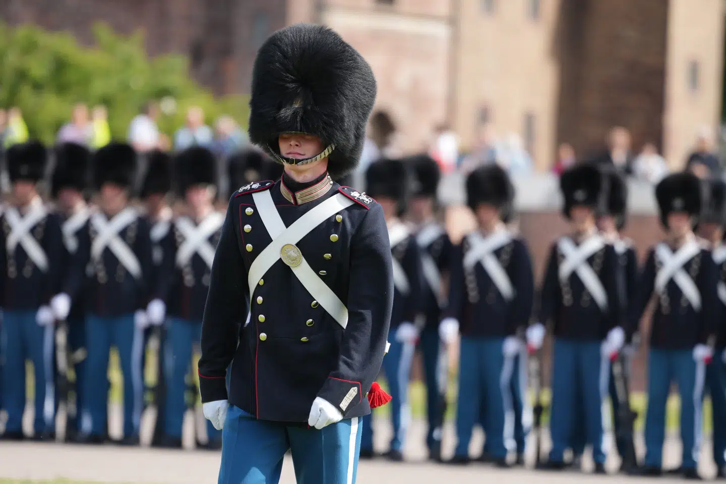 Det er gardernes overordnede og kammerater, der har indstillet garder Christoffer Petersen Voldbjerg til "Kongens Ur".