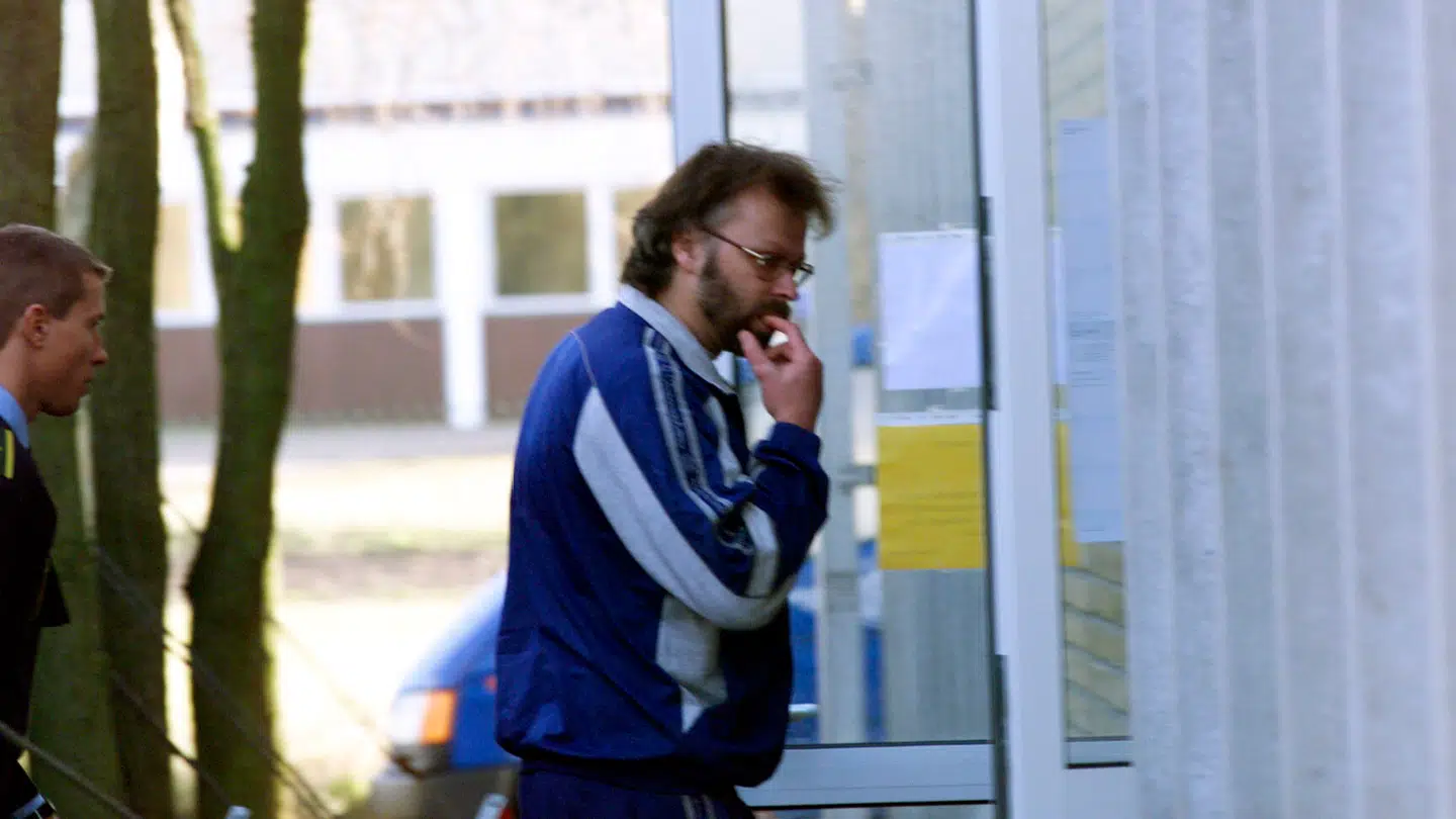 ARKIVFOTO. Den svenske "gangsterkonge" Clark Olofsson ankommer til retten i Frederikssund mandag 1. marts 1999.