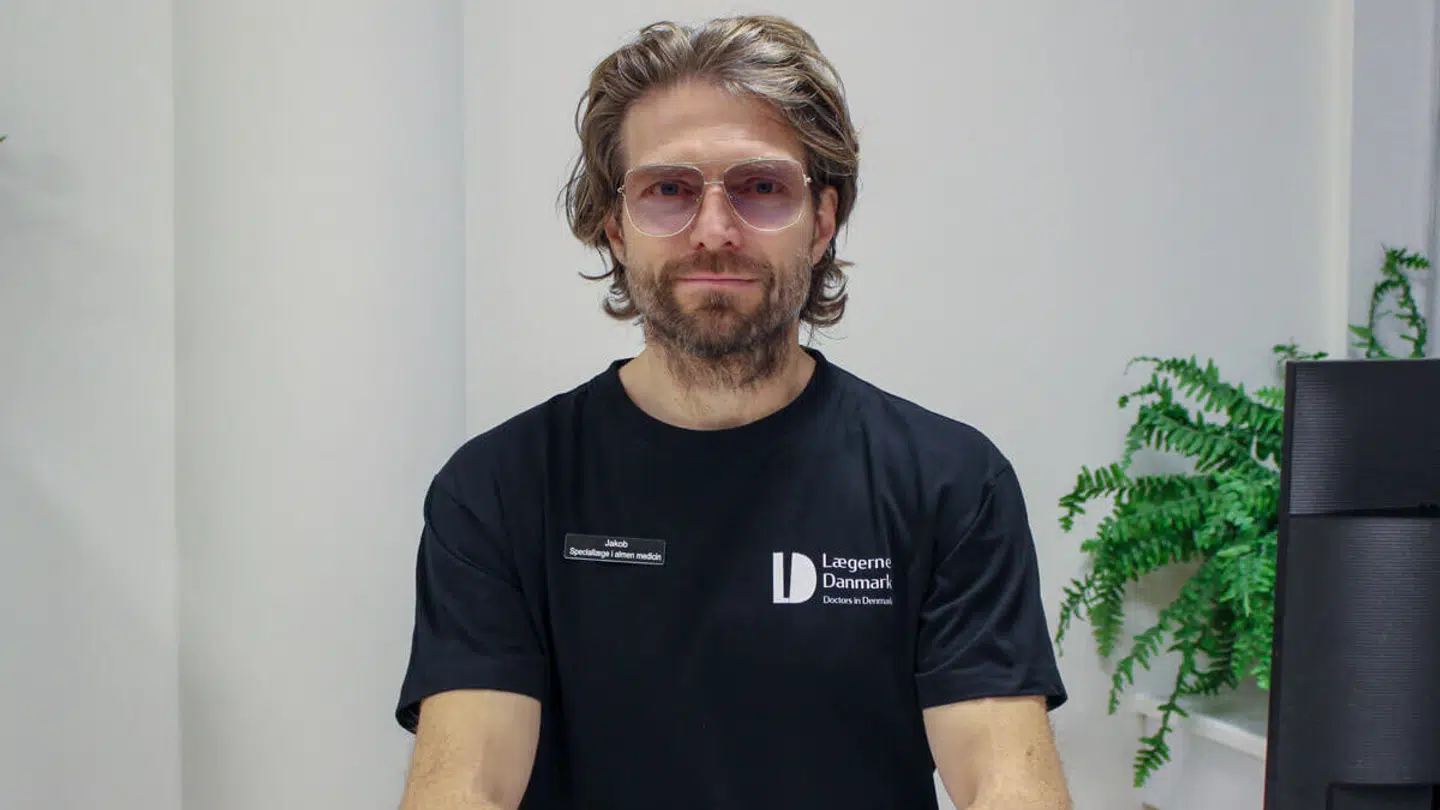 Jakob Fraes Espersen er praktiserende læge i København, og medejer af Lægerne Danmark, der tilbyder patienter forlommer for mindst 750 kroner.