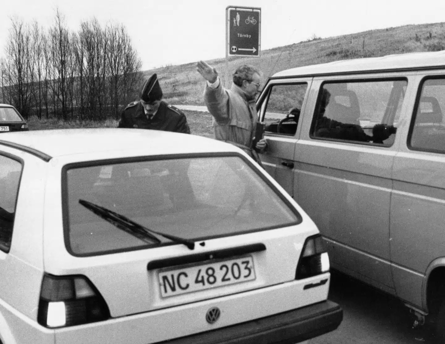 En større politistyrke iværksatte efter fundet af den dræbte gymnasiepige i december 1989 grundige undersøgelser omkring gerningsstedet, uden at det dog umiddelbart gav afgørende spor af morderen.