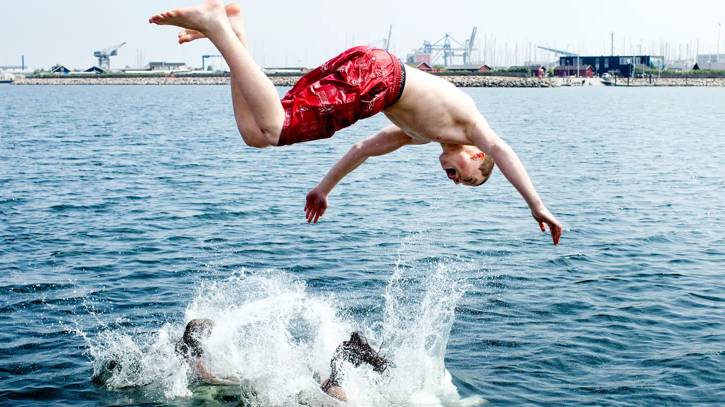 Ved i alt syv strande i Danmark har temperaturen på badevandet nået 20 grader fredag morgen.