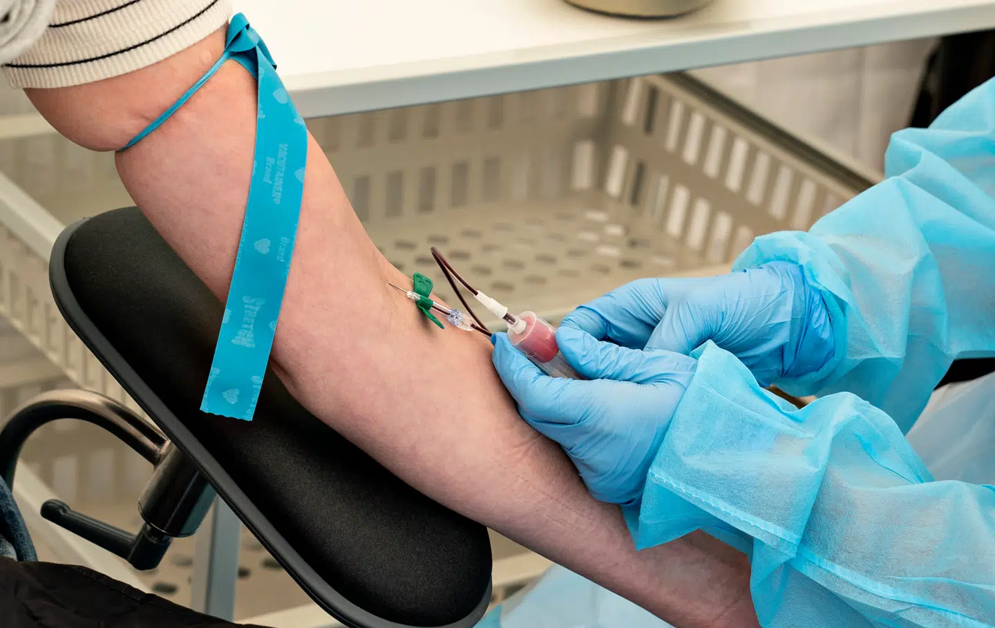 Hvert år bliver der taget millioner af blodprøver med data om blandt andet patienternes kolesterol. Men de bruges alt for sjældent til at opspore familiær hyperkolesterolæmi, arveligt forhøjet kolesterol. Det skal der nu laves om på.