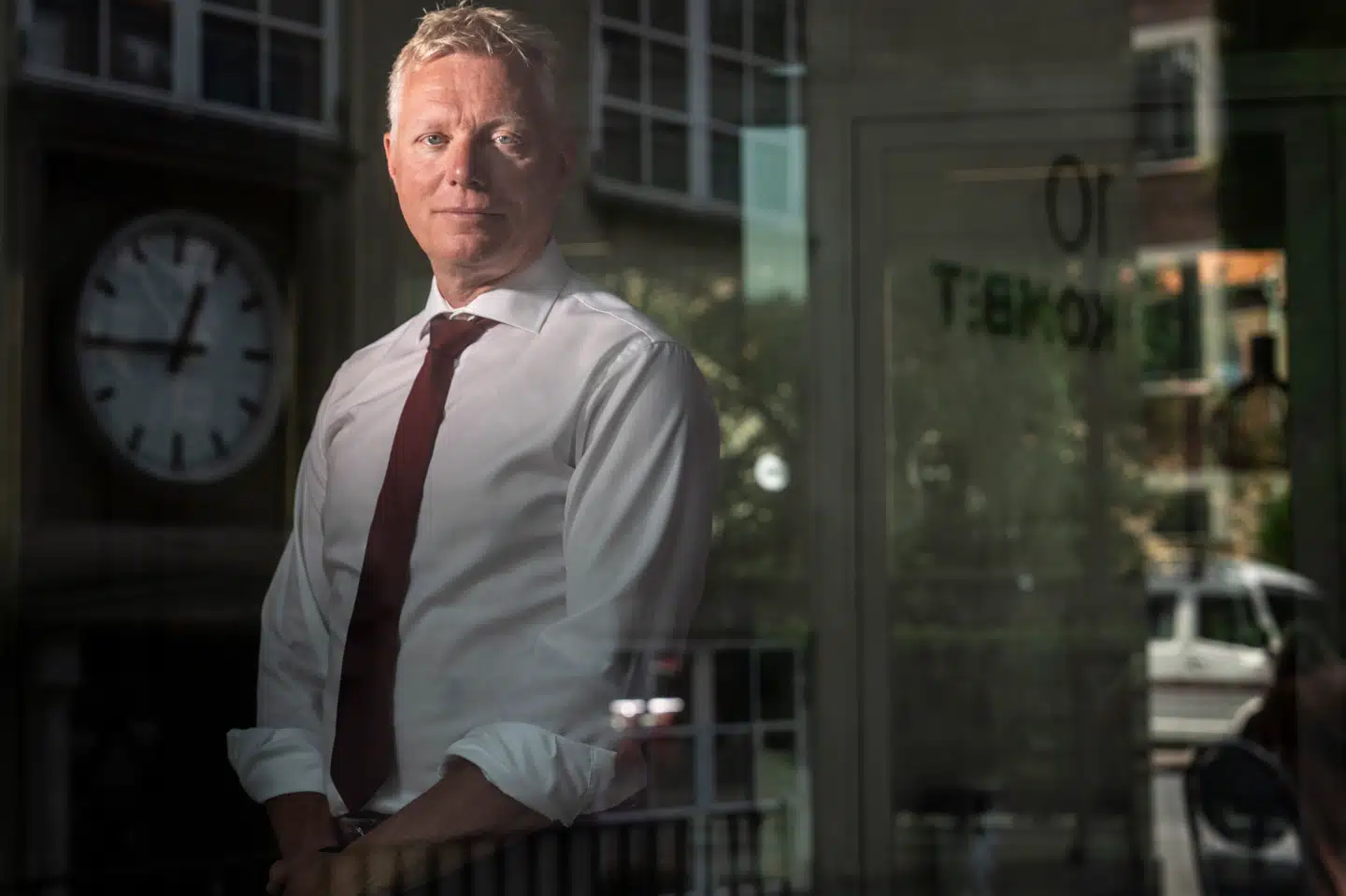 Uret tikker. Den kunstige intelligens breder sig overalt og kan også blive en stor hjælp i landets 98 kommuner, når den målrettes og bruges rigtigt. Kristian Vengsgaard, som er topchef i kommunernes fælles it-leverandør, Kombit, gør klar til at koordinere og få de bedste af de mange løsninger, som allerede kører, bredt ud til alle.