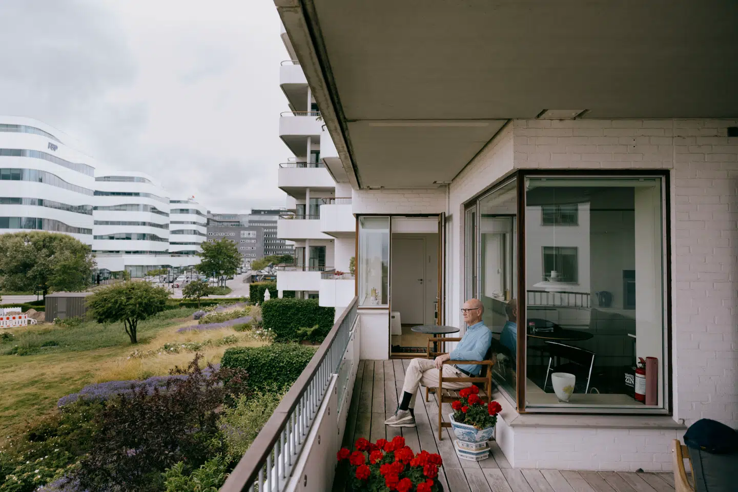 Fra sin altan kan Erik Holtegaard i dag kigge ud over Svanemøllen Bugt.