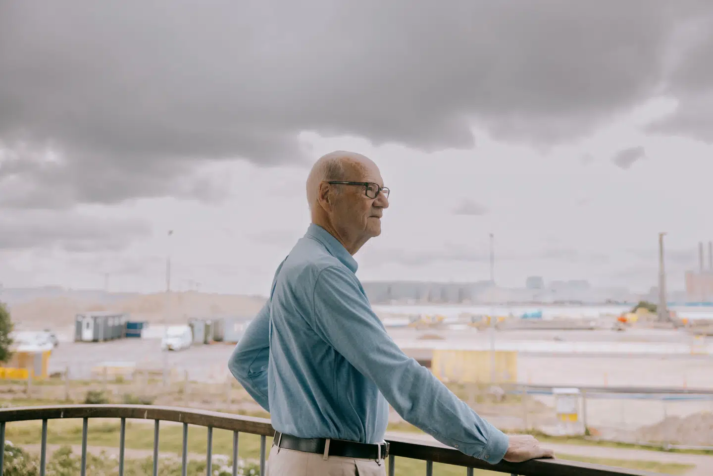 Erik Holtegaards intuition var at flytte væk sin lejlighed i Tuborg Havn. Nu har han i stedet kastet sig ud i en lang, sej kamp for lydhørhed.