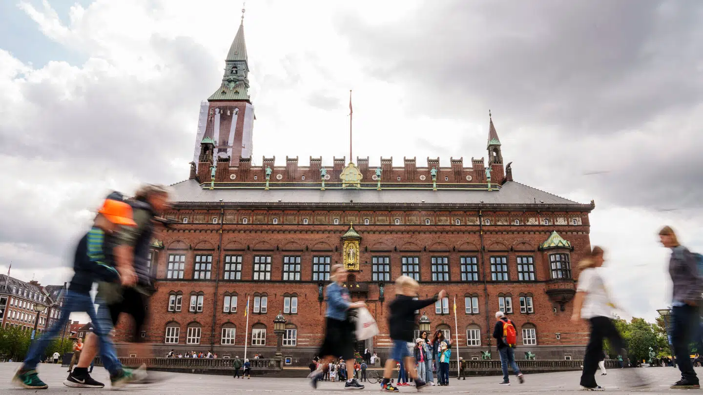 Rådhustårnet på Københavns Rådhus er pakket ind fredag den 7. juli 2023. Et af Københavns mest kendte vartegn skal renoveres og er derfor pakket ind resten af 2023.