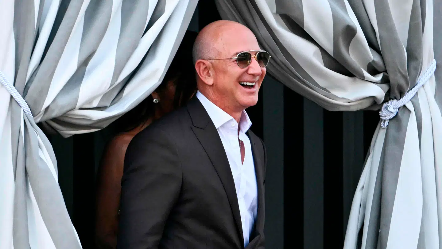 Der er god grund til at smile for verdens fjerde rigeste mand.