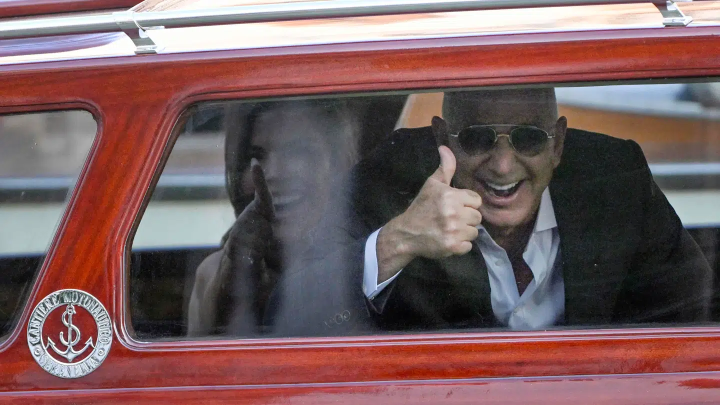 Tommel-op! Det er helt bevidst, at Bezos ikke lægger skjul på sin rigdom.